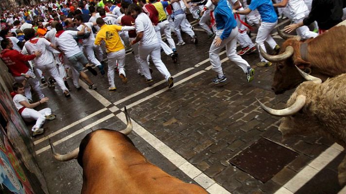 San Fermín - Los astados recorren la calle Estafeta