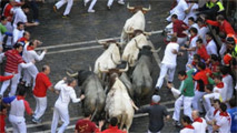 La manada se rompe en dos en la calle Estafeta, en el séptimo encierro de San Fermín 2014
