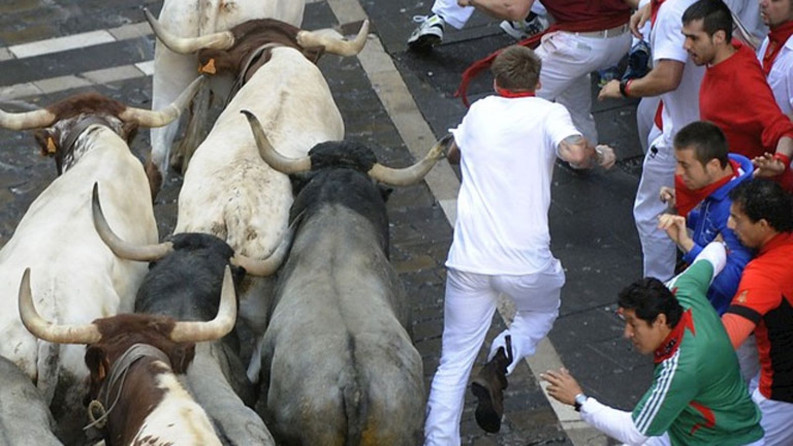 Primeras carreras de los mozos en el séptimo encierro de los sanfermines 2014