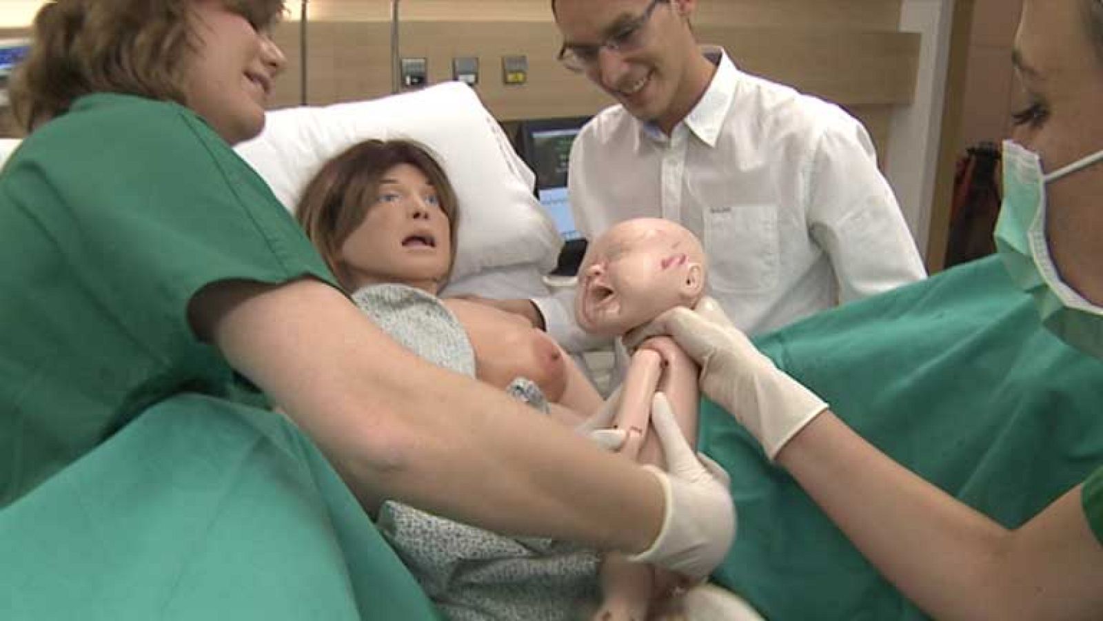 Practicar partos con robots para preparar a profesionales