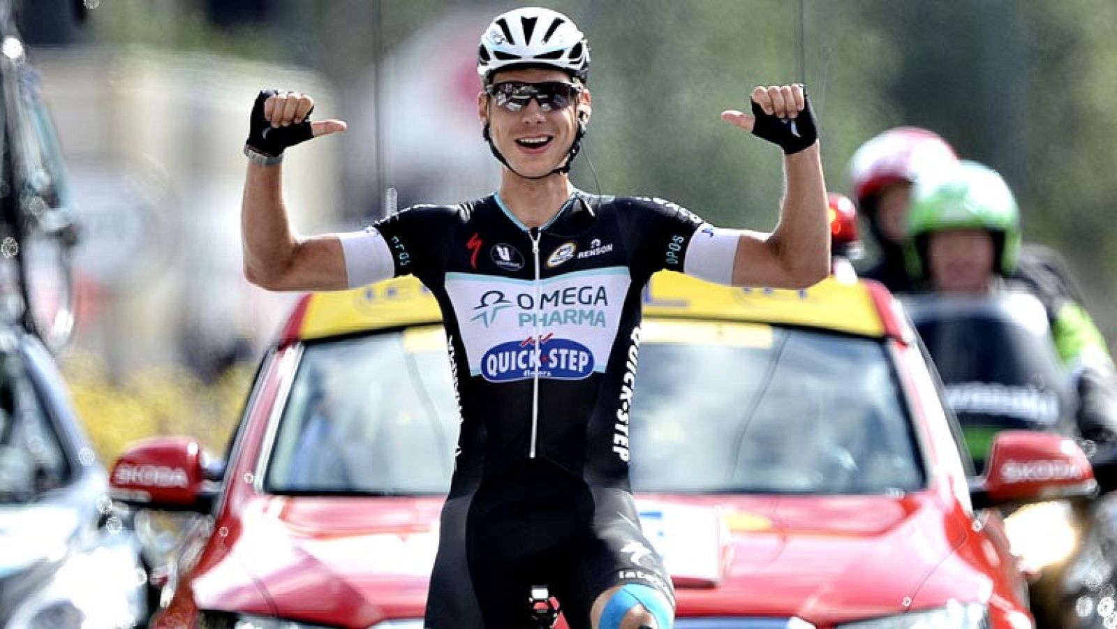 El alemán Tony Martin, campeón del mundo contrarreloj, logró hoy culminar una escapada en el macizo de los Vosgos, mientras que el francés Tony Gallopin, miembro de la fuga tolerada del día, se hizo con el maillot amarillo en detrimento del italiano