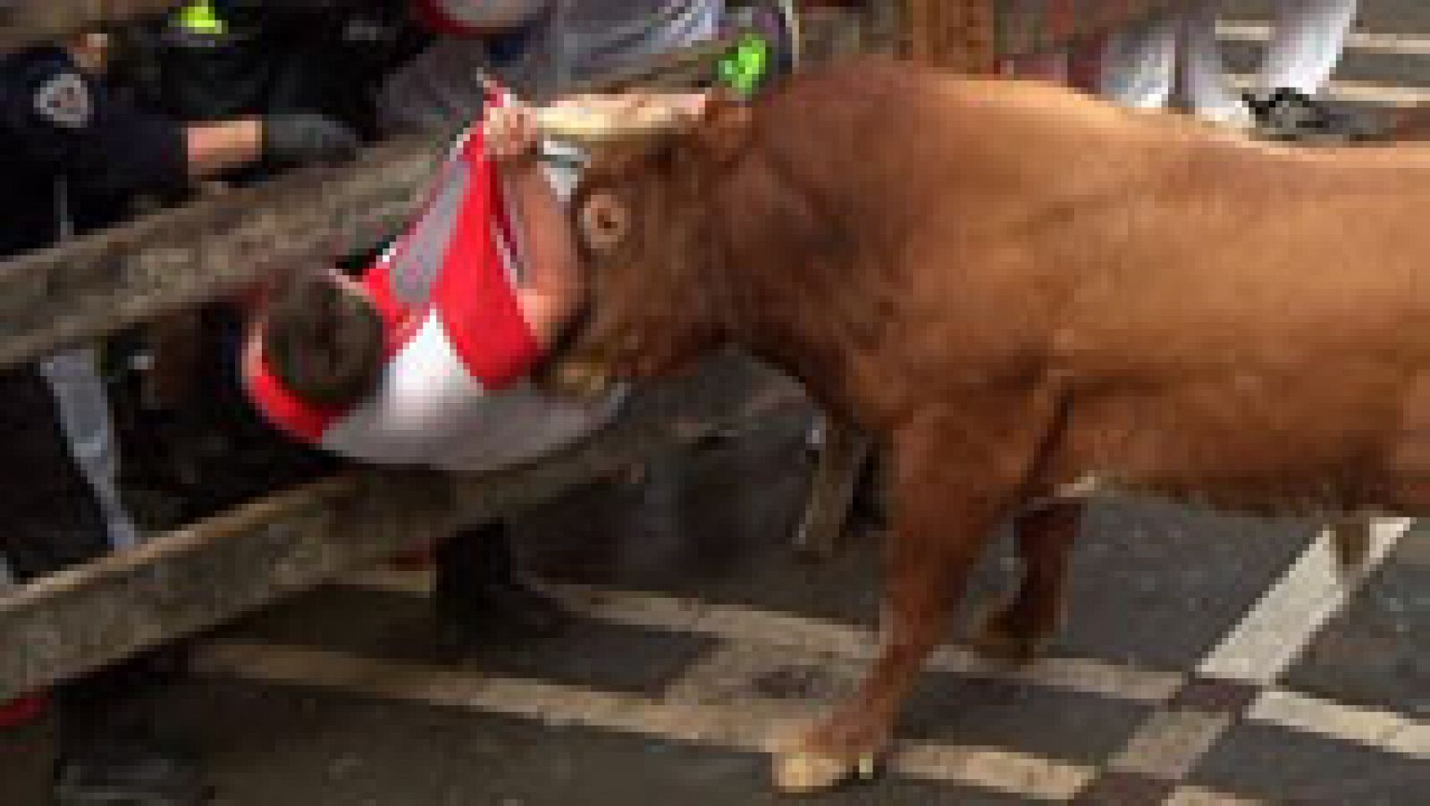 Un Miura se ensaña con un mozo en el último encierro de los Sanfermines