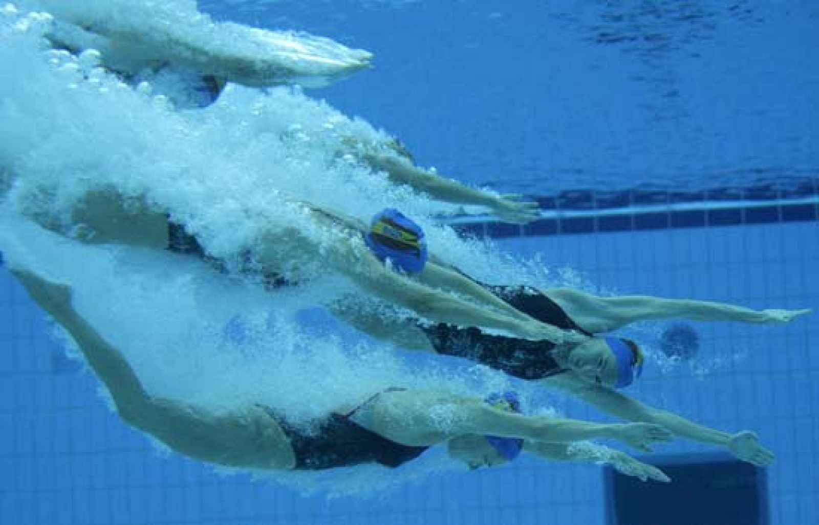 El equipo español de natación sincronizada ha logrado la medalla de plata gracias a un ejercicio soberbio. Es la primera medalla conseguida por equipos en este deporte.
