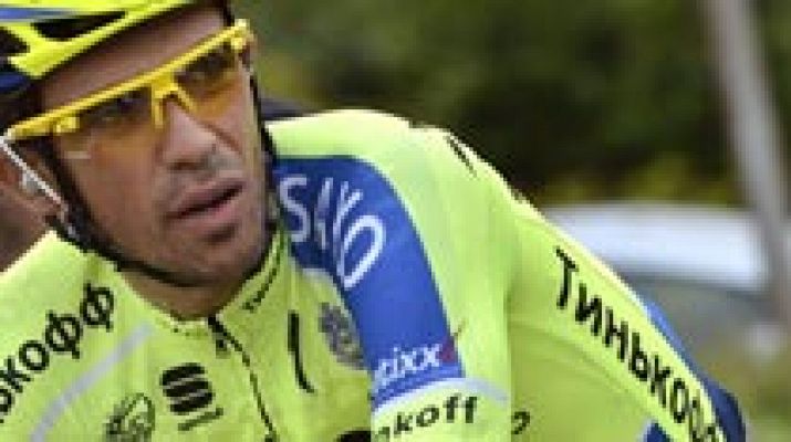 Contador sufre una caída con herida en la rodilla derecha