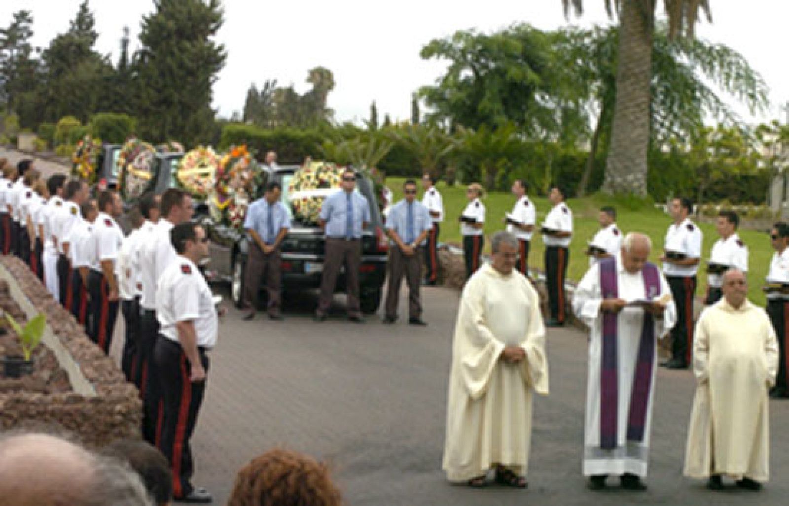 En Gran Canaria han enterrado a ocho de los fallecidos en el accidente aéreo de Barajas.