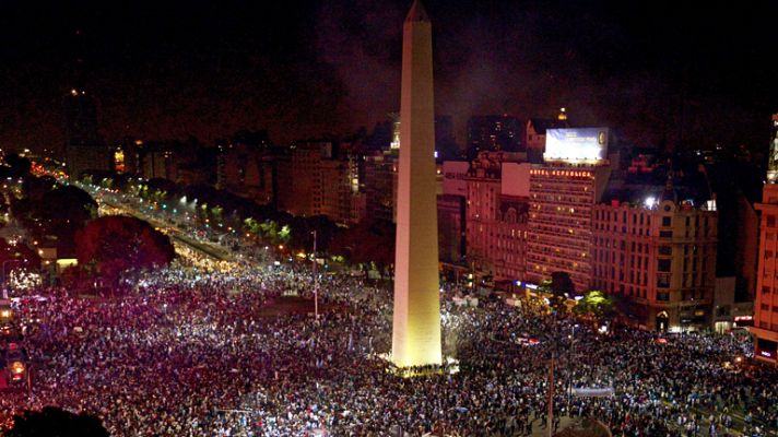 Telediario 1 - Los aficionados argentinos celebran el subcampeonato conseguido por su selección.