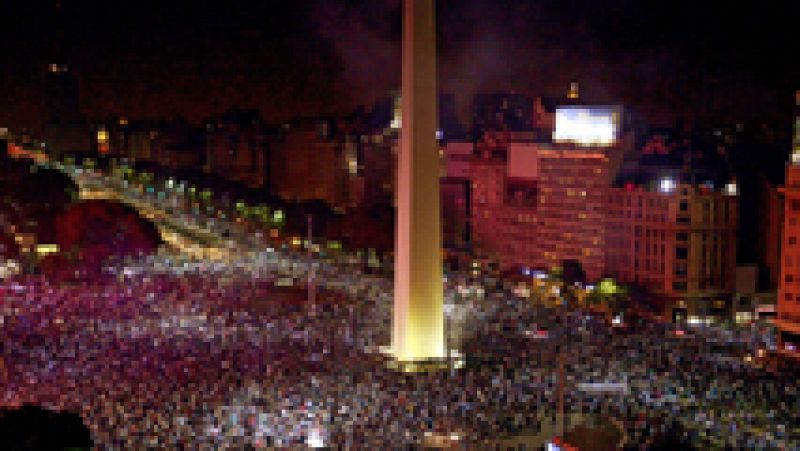 Los aficionados argentinos celebran el subcampeonato conseguido por su selección.