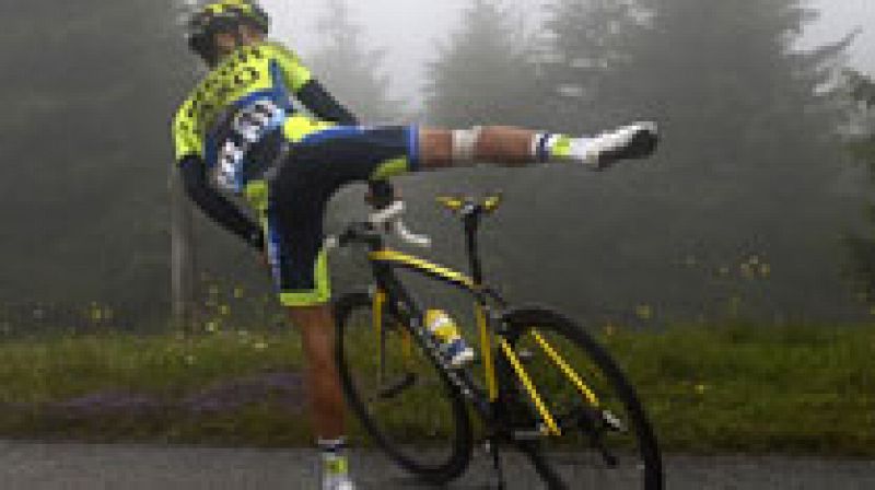 El ciclista del Tinkoff Alberto Contador ha sufrido una dura caída a 95 kilómetros del final de la décima etapa del Tour de Francia 2014, que le ha provocado una herida en su rodilla derecha. El fuerte golpe ha impedido seguir al de Pinto en la ronda gala y ha decidido retirarse de la carrera.

El ciclista español cayó al asfalto en el descenso del Petit Ballon, el segundo de los siete puertos incluidos en la tercera jornada de Los Vosgos, en el kilómetro 64 de carrera.

Contador hubo de ser atendido en la carretera y le fue colocada una venda en la rodilla derecha y más tarde cambió las zapatillas. Una maniobra que le supuso un retraso de cinco minutos.