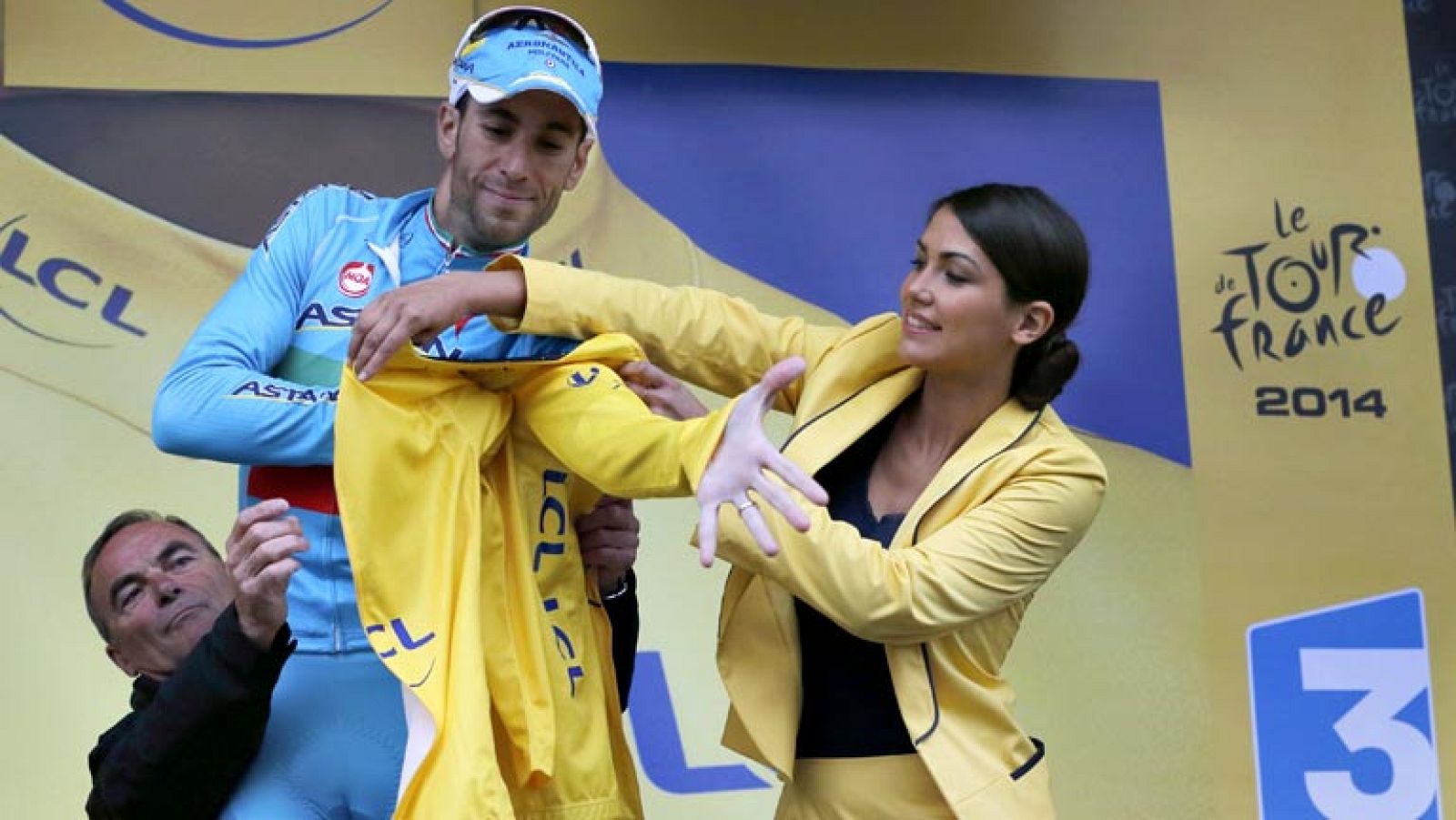 El italiano Vincenzo Nibali logró hoy su segunda victoria en el Tour, en La Planche des Belles Filles, recuperó el maillot amarillo y se convirtió en el gran favorito para la victoria final, tras el abandono del español Alberto Contador. En el ascens