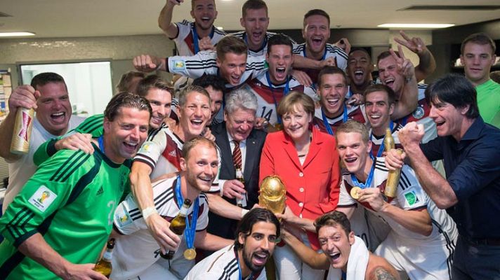 Telediario 1 - Los tetracampeones del Mundo celebran su título de Brasil
