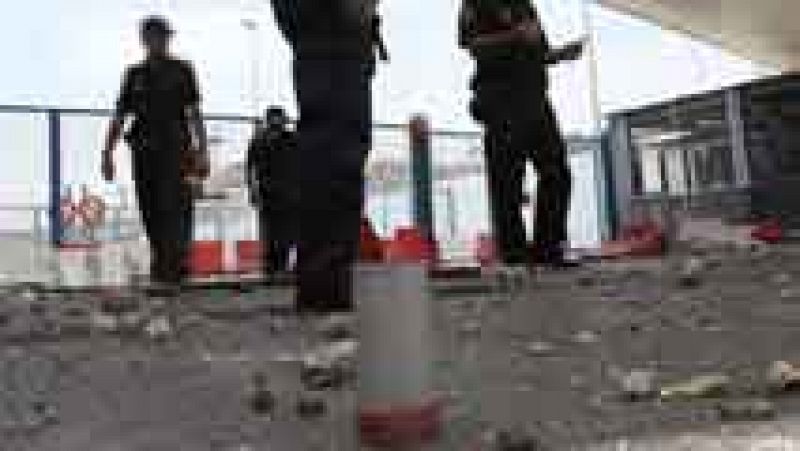Una veintena de policías heridos en la frontera de Ceuta al contener una avalancha de varios miles de porteadores