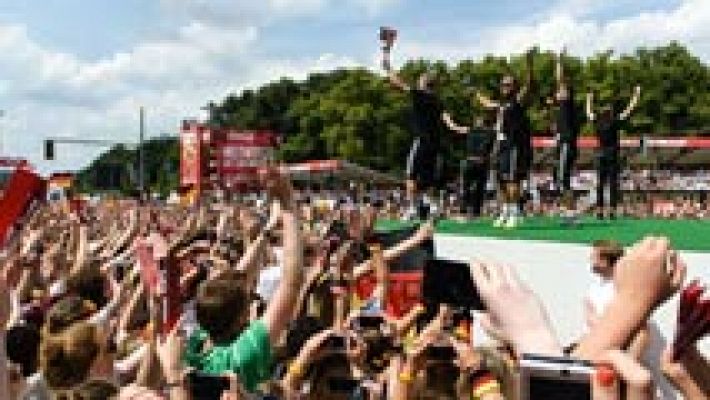 Los alemanes celebran el Mundial en Berlín