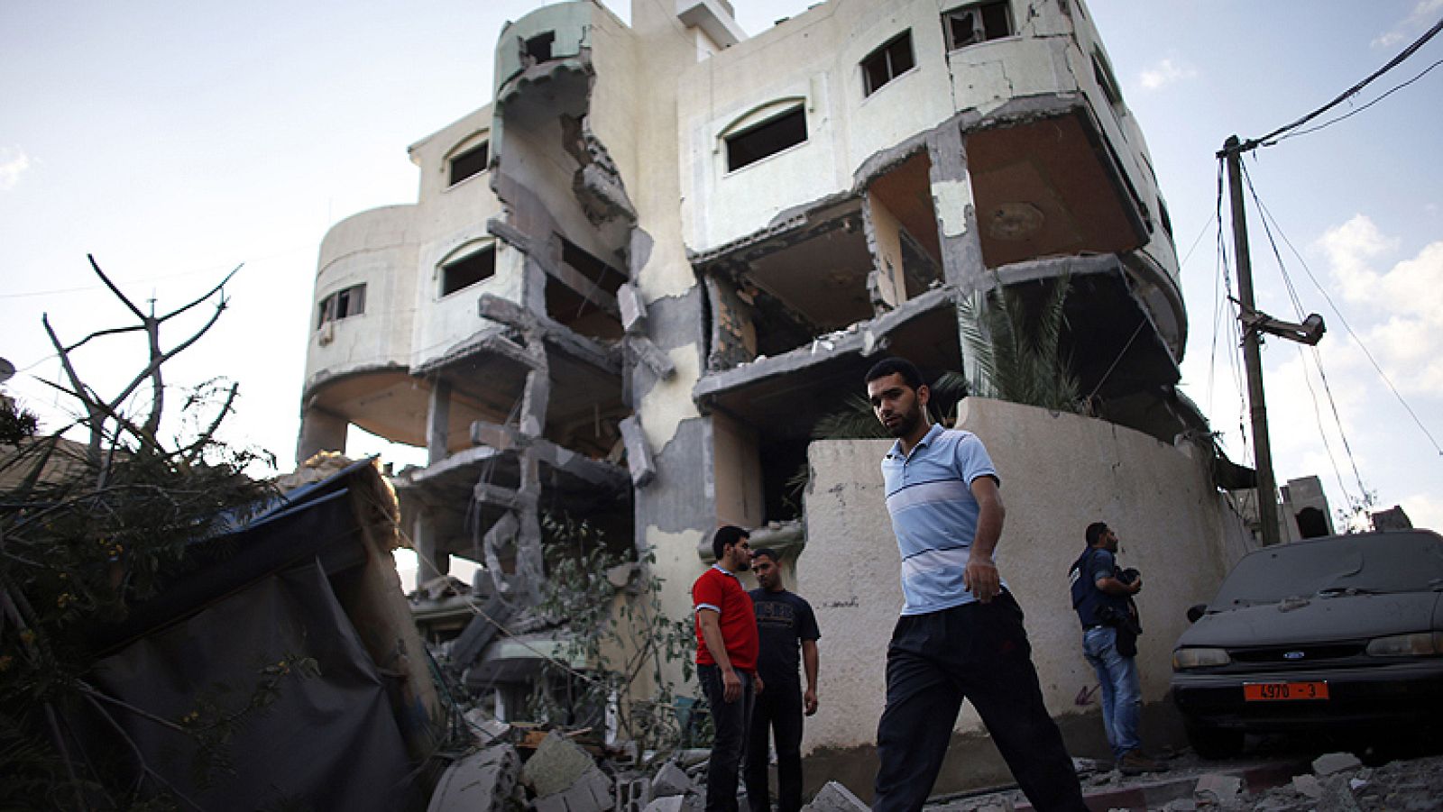  Israel ha lanzado durante la mañana de este miércoles avisos a "alrededor de 100.000 habitantes" del norte de la franja de Gaza para que evacuen sus domicilios ante la continuidad de sus ataques sobre la zona. Durante la madrugada, la aviación ha realizado nuevos ataques sobre la zona bombardeando, según fuentes israelíes, los domicilios de diversos líderes y responsables de las milicias palestinas Hamás y Yihad Islámica, y causando al menos 11 muertos y más de 80 heridos. Se trata del noveno día de la operación Margen Protector, que ha continuado tras ocho horas de tregua unilateral israelí y después de que Hamás rechazara la propuesta de alto el fuego lanzada este lunes por Egipto. 