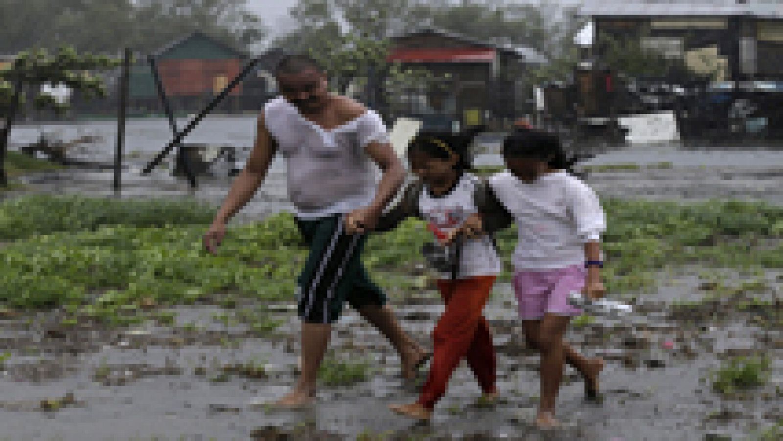 Sin programa: Al menos diez muertos y 450.000 evacuados tras el paso del tifón Rammasun por Filipinas | RTVE Play