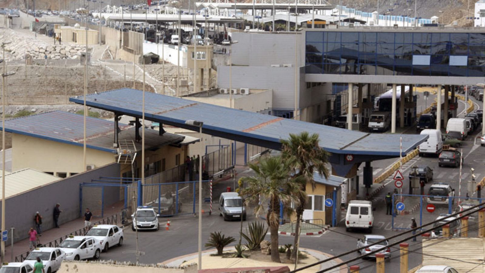 Normalidad en la frontera de Ceuta tras los incidentes  entre policías y porteadores que dejaron 28 heridos