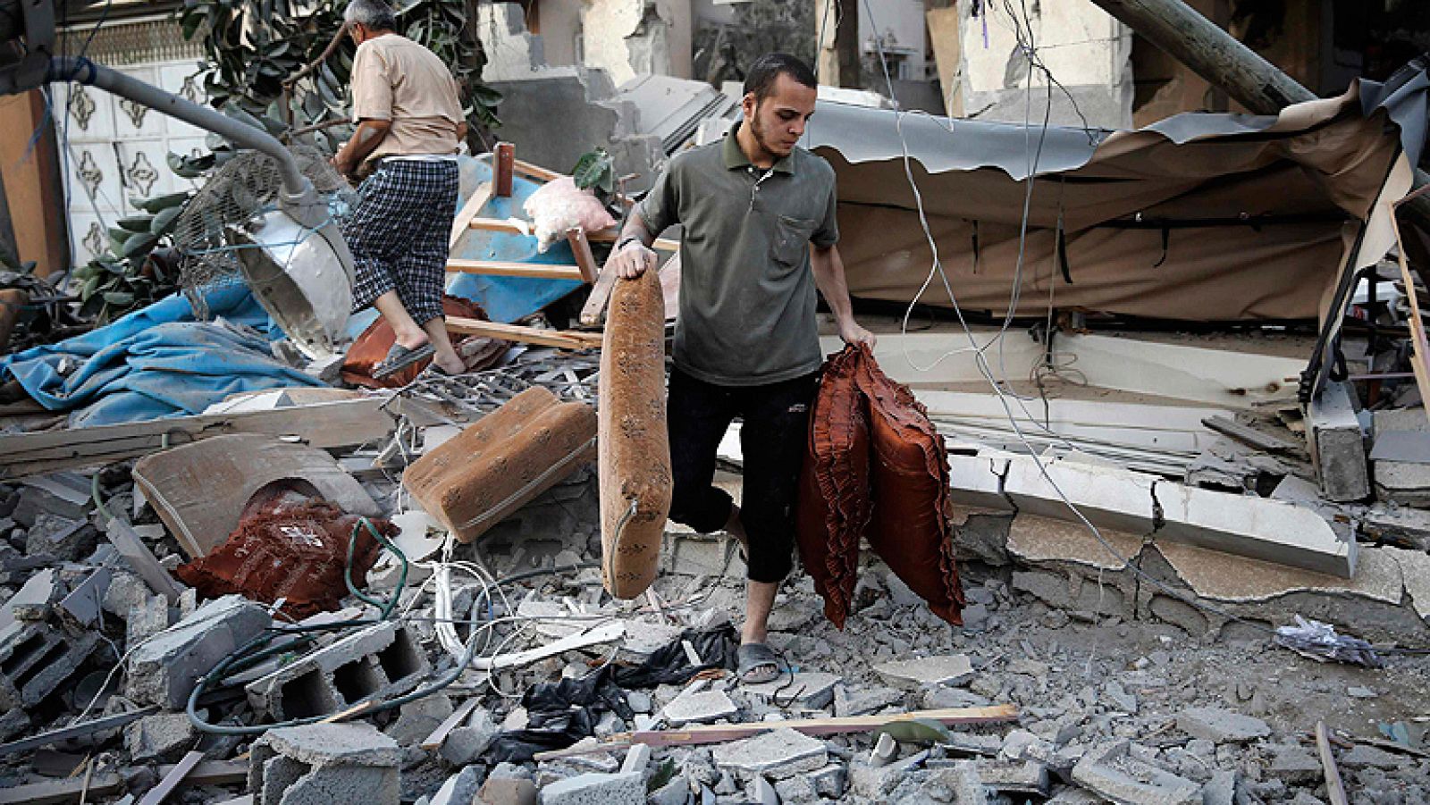  Israel y la organización islamista palestina Hamás se han comprometido a suspender las hostilidades durante cinco horas al objeto de permitir la evacuación de los heridos más graves y el aprovisionamiento de la población de Gaza. La tregua ha entrado en vigor a las 09.00 en horario peninsular español.