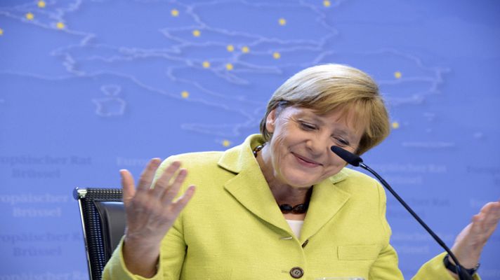  - Periodistas alemanes cantan el 'cumpleaños feliz' a Angela Merkel
