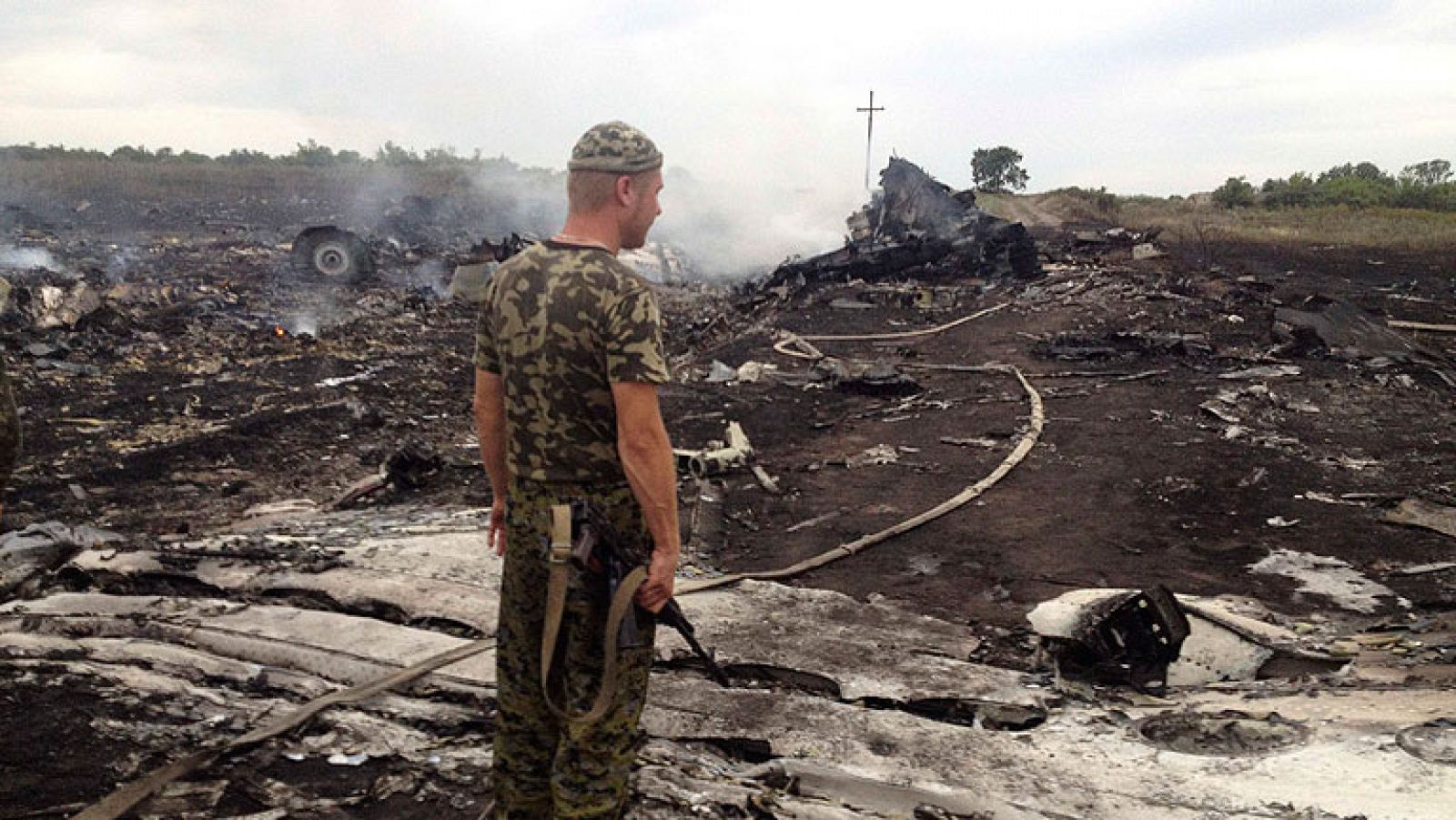 Primeras imágenes del avión malasio que se ha estrellado en Ucrania