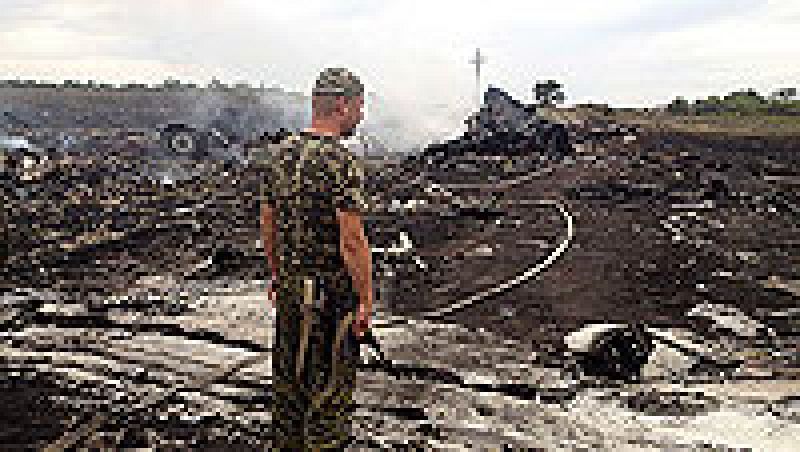 Primeras imágenes del avión malasio que se ha estrellado en Ucrania