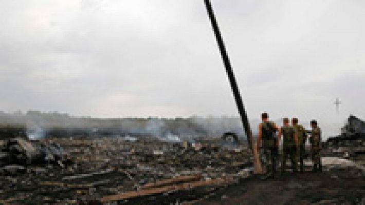 Telediario 1 - Un avión malasio con 295 personas a bordo se estrella en el este de Ucrania