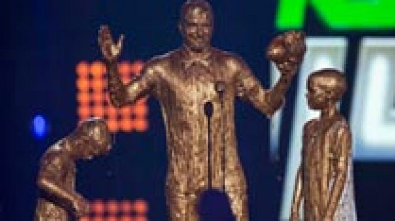 El exfutbolista David Beckham, junto a sus hijos Romeo y Cruz, recibió un baño de oro al ser distinguido con el premio Leyenda del Deporte en la Sports Kids Award.