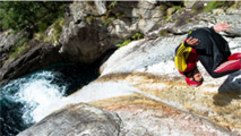 El 'Deep Canyoning team' ha vuelto a asombrar al mundo con los riesgos que toman sus saltadores en los cañones más difíciles del mundo.