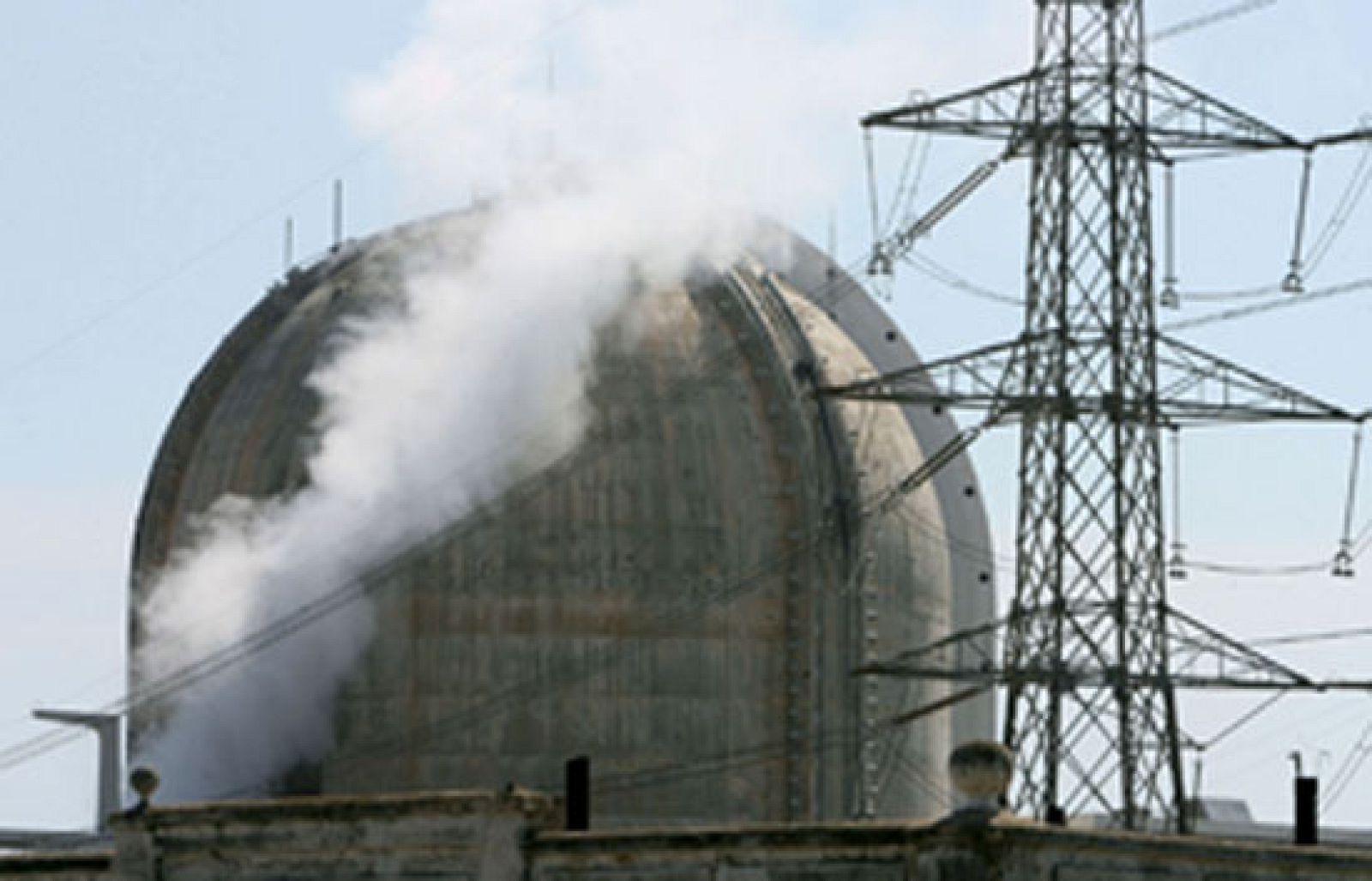 La central nuclear de Vandellós II, en Tarragona, ha registrado un incendio en el generador eléctrico, lo que ha obligado a la intervención de los bomberos y a la parada de la central.