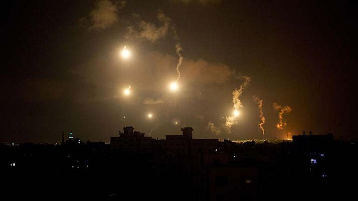 Telediario 1 - 40 palestinos mueren en el primer día de invasión israelí