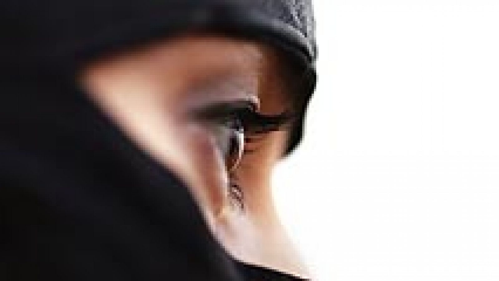 Telediario 1: El ayuntamiento de Reus prohíbe el burka en la calle | RTVE Play