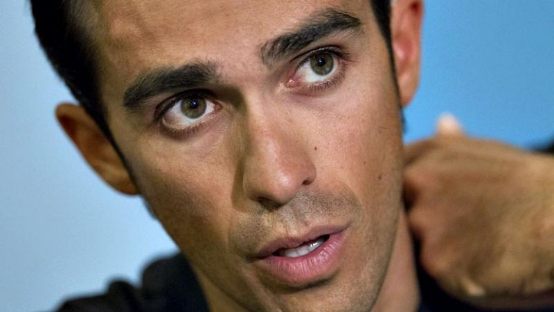 El líder del Tinkoff-Saxo, Alberto Contador, confesó que es "duro"  admitir su abandono en el Tour por la caída que le produjo la  fractura en la tibia derecha, dijo que debe "mirar adelante" para  afrontar con optimismo el futuro y admitió que ve di