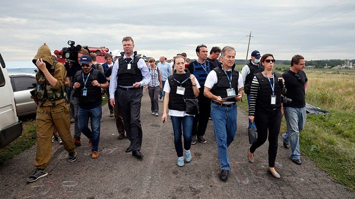 Telediario 1 - La OSCE investigan el siniestro del avión malasio