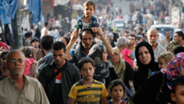 Miles de personas huyen de los bombardeos en Gaza