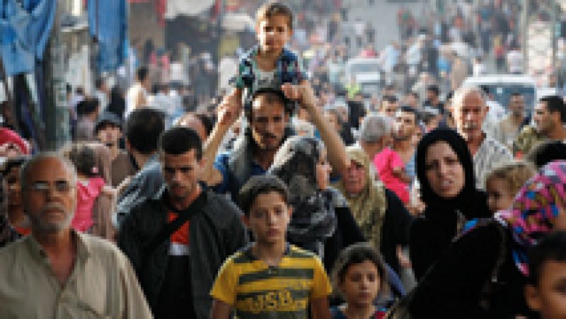 Miles de personas huyen de los bombardeos en Gaza