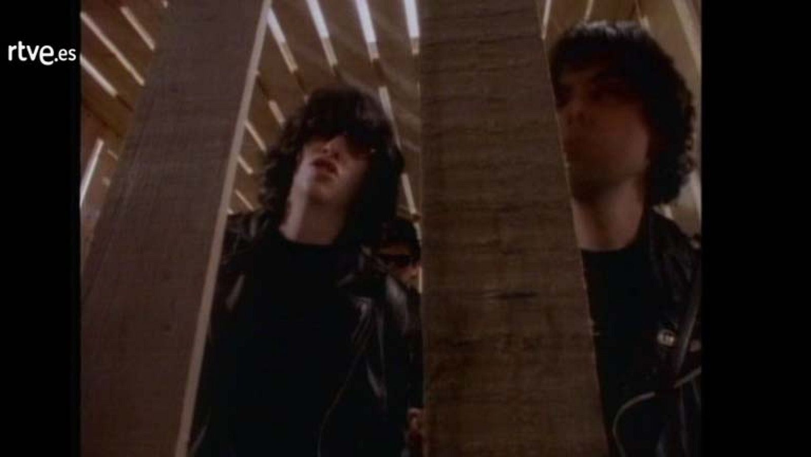 Videoclip de la canción "Howling at the moon", de los Ramones (A Uan Ba Buluba Balam Bambu) - Música en el Archivo de RTVE | Ver