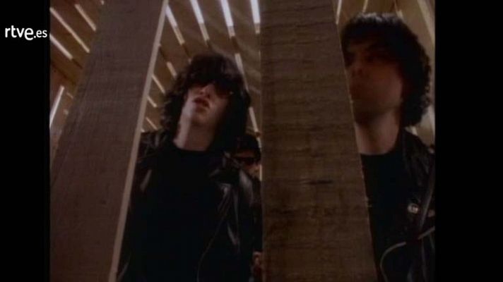 Videoclip de la canción "Howling at the moon", de Ramones