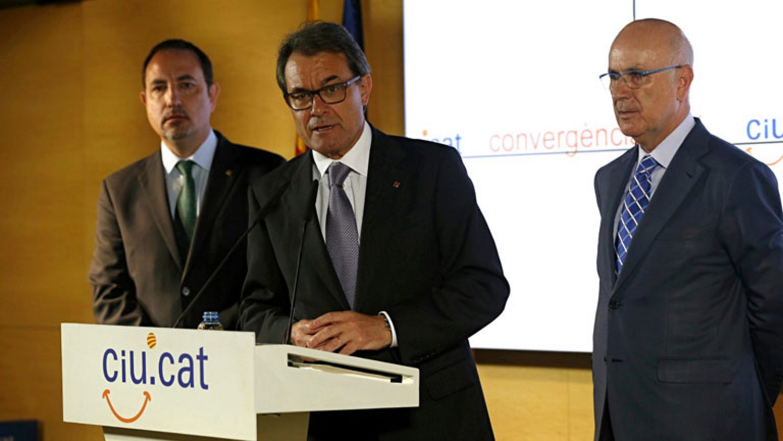 Duran deja la secretaría general de CiU y Mas elogia su capacidad de consenso