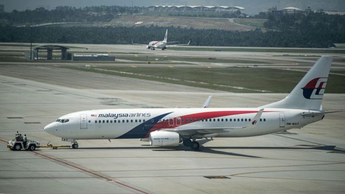 Telediario 1 - Expertos vaticinan que Malaysia Airlines terminará cerrando