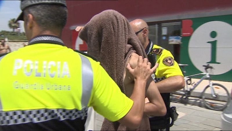 Con el verano aumenta la presión de la policía para perseguir hurtos y actuaciones irregulares en las playas