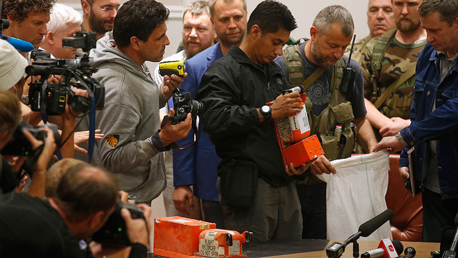 Los rebeldes prorrusos entregan las cajas negras del avión derribado en Ucrania