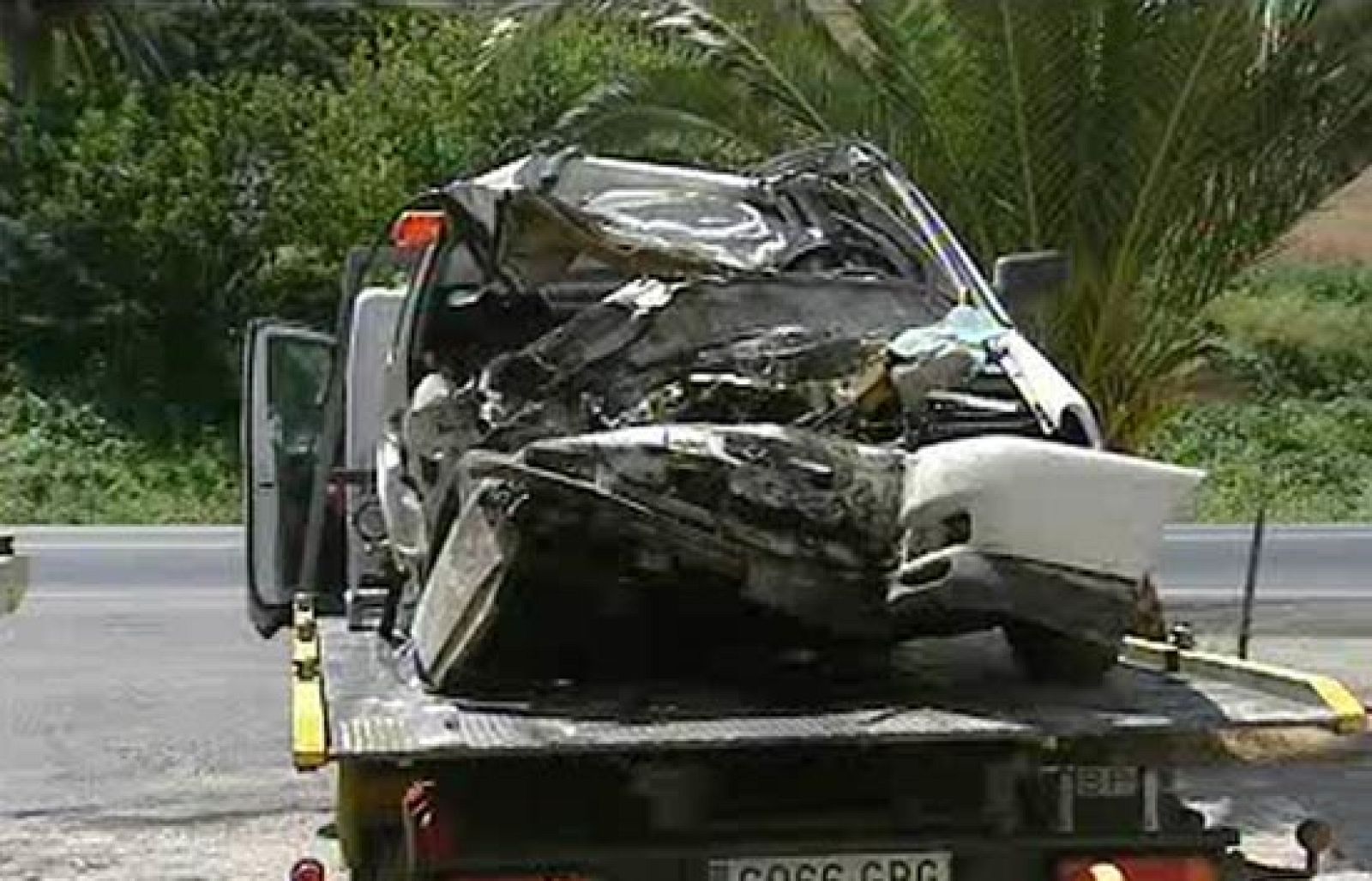  Las últimas horas han sido especialmente trágicas en la carretera, dos personas han muerto y otra ha resultado herida en un accidente de tráfico ocurrido esta mañana en la AP-7 a su paso por Oropesa, en Castellón, cuando el coche en el que viajaban se ha salido de la carretera y ha volcado. El superviviente tiene heridas leves pero lo han trasladado al hospital afectado por una crisis de ansiedad.