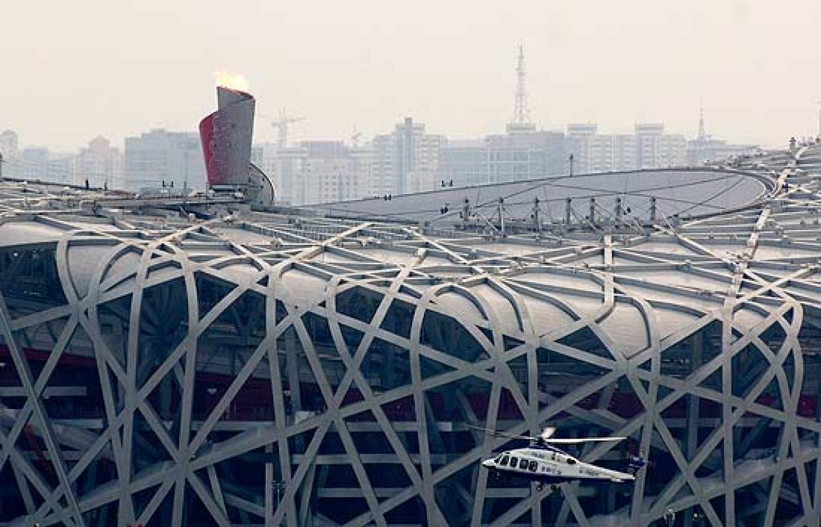 Con el apagado de la llama olímpica comenzaron los trabajos de recogida de todo el material utilizado en este estadio.