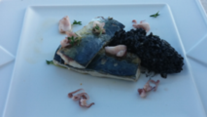 Caballa con risotto de tinta de calamar