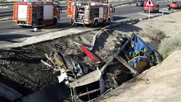 Telediario 1 - Ocho fallecidos en un accidente de tráfico