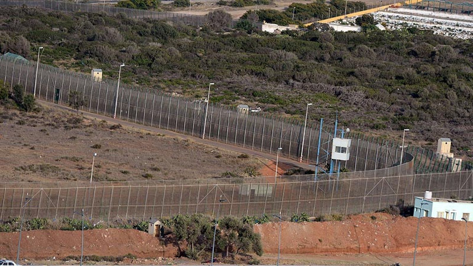 Un millar de inmigrantes intentan entrar en Melilla en un nuevo salto a la valla