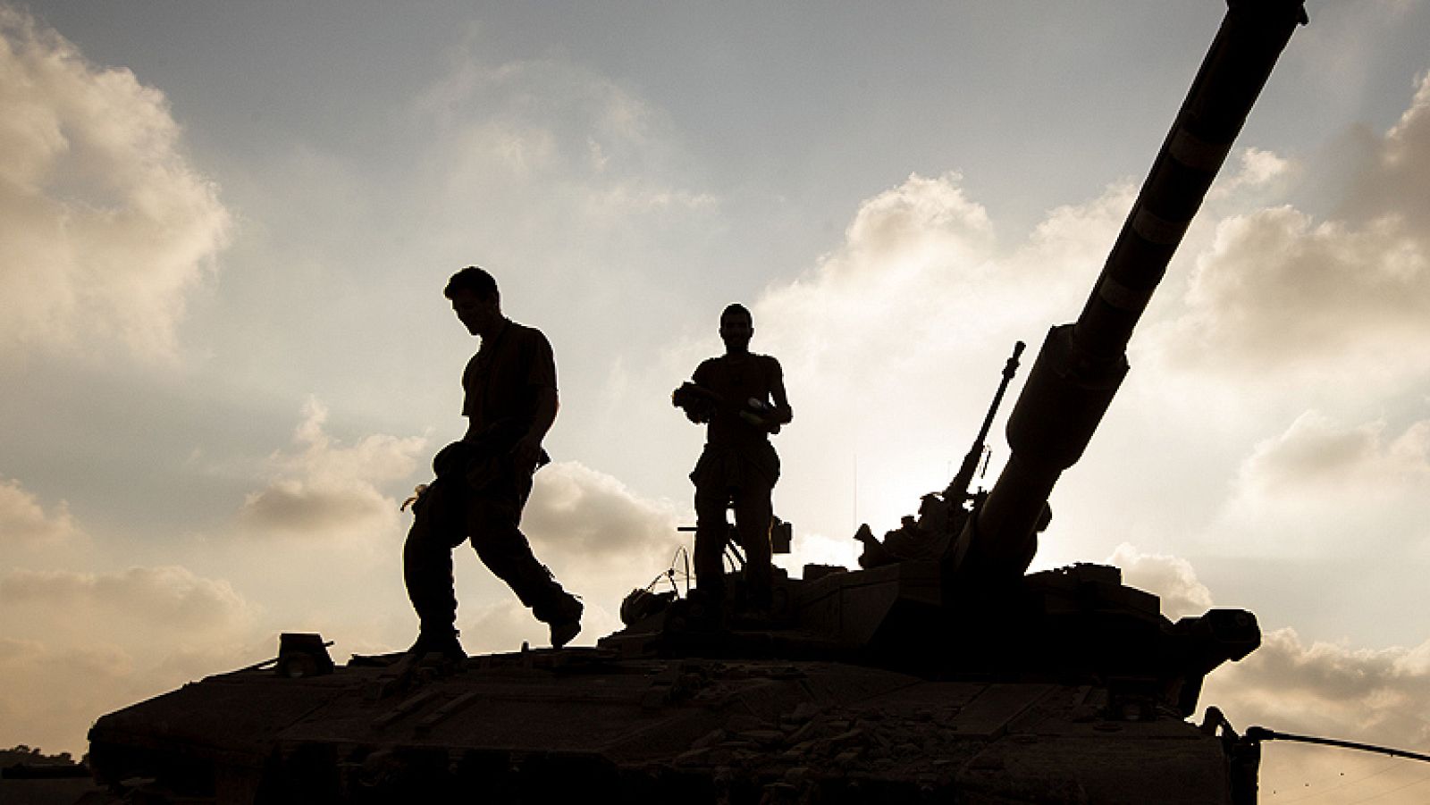  El Ejército de Israel ha asegurado este miércoles que sus fuerzas han matado en la franja de Gaza a unos 210 milicianos palestinos desde que comenzó la operación "Margen protector" hace dieciséis días, aunque no ha querido hacer comentarios sobre las muertes civiles. En esos 16 días de ofensiva, la cifra de fallecidos ya asciende a más de 651 personas, de los cuales, 162 son niños. Además, otros dos soldados israelíes han muerto esta madrugada en distintos combates, con lo que el balance de militares fallecidos asciende ya a 29.