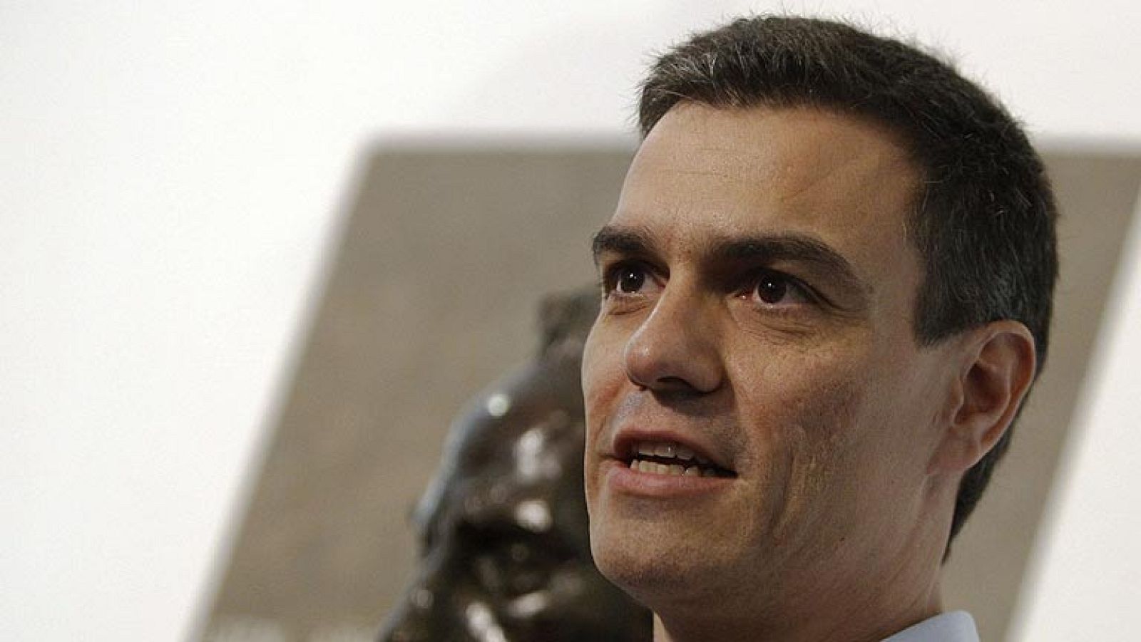 El nuevo líder del PSOE, Pedro Sánchez, invitará al presidente del Gobierno, Mariano Rajoy, en la reunión que ambos mantendrán en la Moncloa el próximo lunes, a que abandone el 'no' en relación a Cataluña y que "afronte un proceso de reforma constitucional para dar sentido al Estado federal que es España". Así lo ha dicho en una rueda de prensa tras la reunión mantenida con el secretario general de CC.OO, Ignacio Fernández Toxo, en la que ha señalado que el 'no' no lleva "a ninguna parte" y que el "tiempo de inmovilismo ha acabado". 