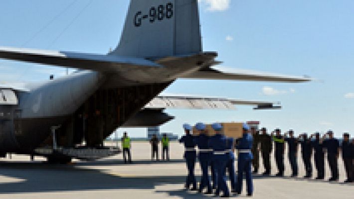 Los primeros restos mortales de las víctimas del avión malasio parten de Ucrania rumbo a Holanda
