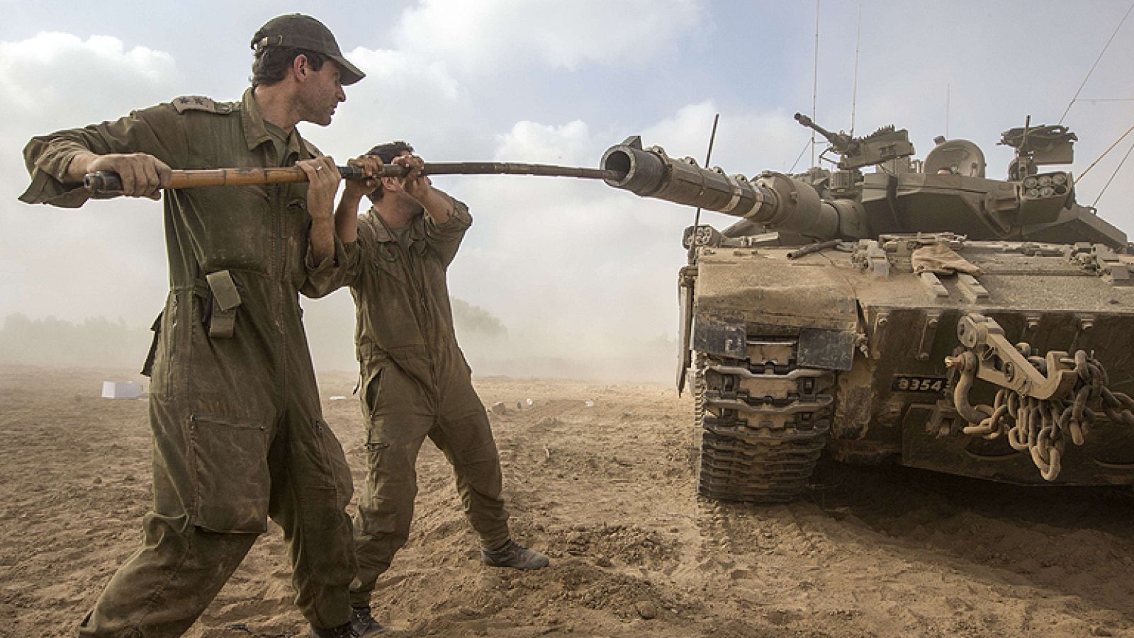  Las autoridades israelíes ¿no ven probable un alto el fuego antes de la próxima semana¿ y así lo ha manifestado el ministro de Ciencia israelí, Yaakov Peri, a la pagina de noticias Walla, cuando se inicia el decimoséptimo día de la ofensiva israelí sobre la franja de Gaza. Durante la madrugada de este jueves al menos 23 palestinos han muerto en nuevos bombardeos de la aviación israelí. Con ellos ya asciende a más de 725 la cifra de palestinos muertos desde el comienzo de la Operación Margen Protector, la mayoría de ellos civiles.