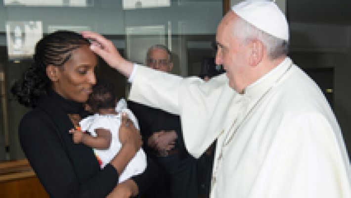 El papa recibe a la cristiana sudanesa condenada a muerte y le agradece su "testimonio de fe"