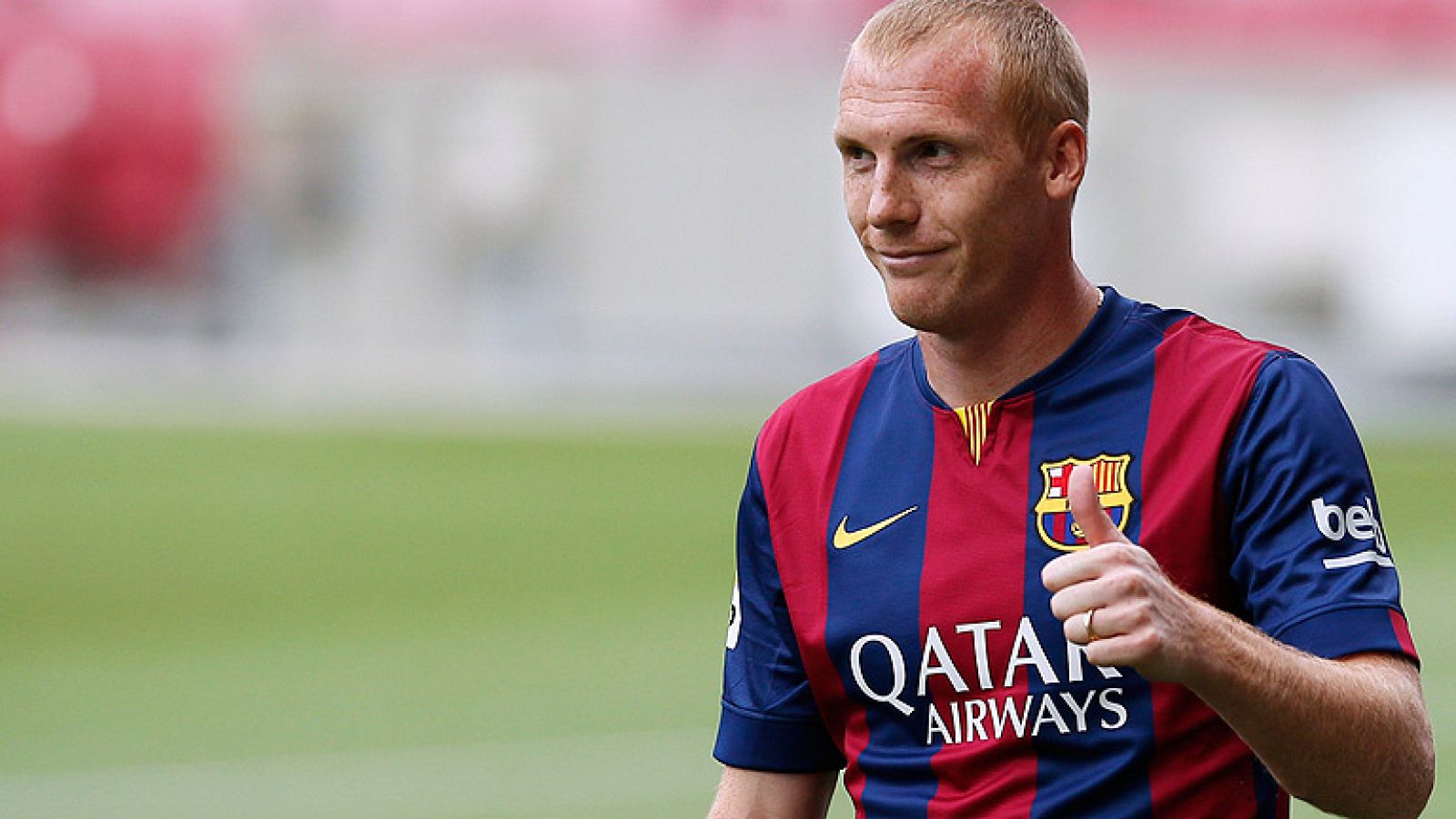 El nuevo jugador del Barcelona, el francés Mathieu, ha sido presentado oficialmente como nuevo jugador del club azulgrana en el Camp Nou.